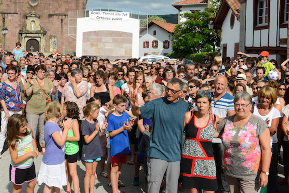 Ehunka herritar Ortzaizen bilduak, atxilotuei ongietorria egiteko. Ehunka herritar Ortzaizen bilduak, atxilotuei ongietorria egiteko.