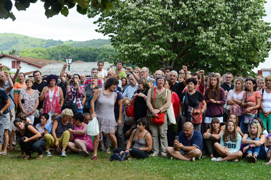 Ehunka herritar Ortzaizen bilduak, atxilotuei ongietorria egiteko. Ehunka herritar Ortzaizen bilduak, atxilotuei ongietorria egiteko.