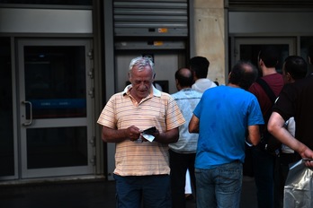 Cola para sacar dinero de un cajero en Atenas. (Aris MESSINIS/AFP)