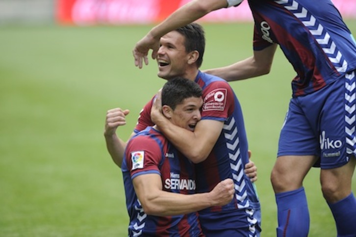 Jugadores del EIbar celebran un gol en la última jornada de la pasada temporada. (Jon URBE / ARGAZKI PRESS)