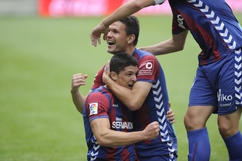 Jugadores del EIbar celebran un gol en la última jornada de la pasada temporada. (Jon URBE / ARGAZKI PRESS)