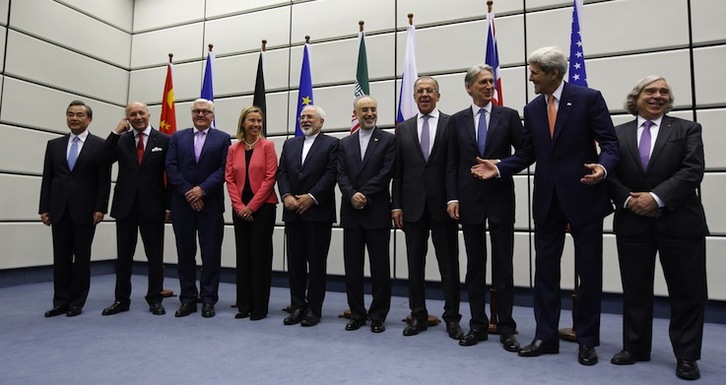 Los participantes en las negociaciones posan antes de la última reunión. (Carlos BARRIA / AFP)