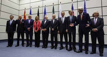 Los participantes en las negociaciones posan antes de la última reunión. (Carlos BARRIA / AFP)