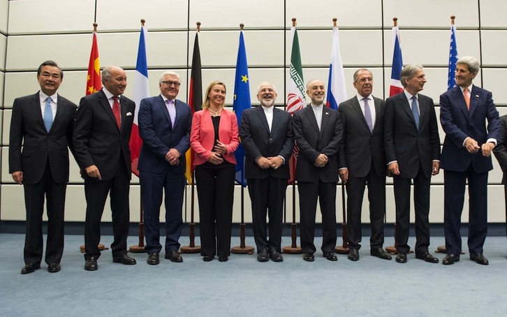 Representantes de la UE, EEUU, Rusia, Gran Bretañana, China, Alemania y Estado francés en el hotel de Viena en el que se han desarrollado las negociaciones. (Joe KLAMAR/AFP)