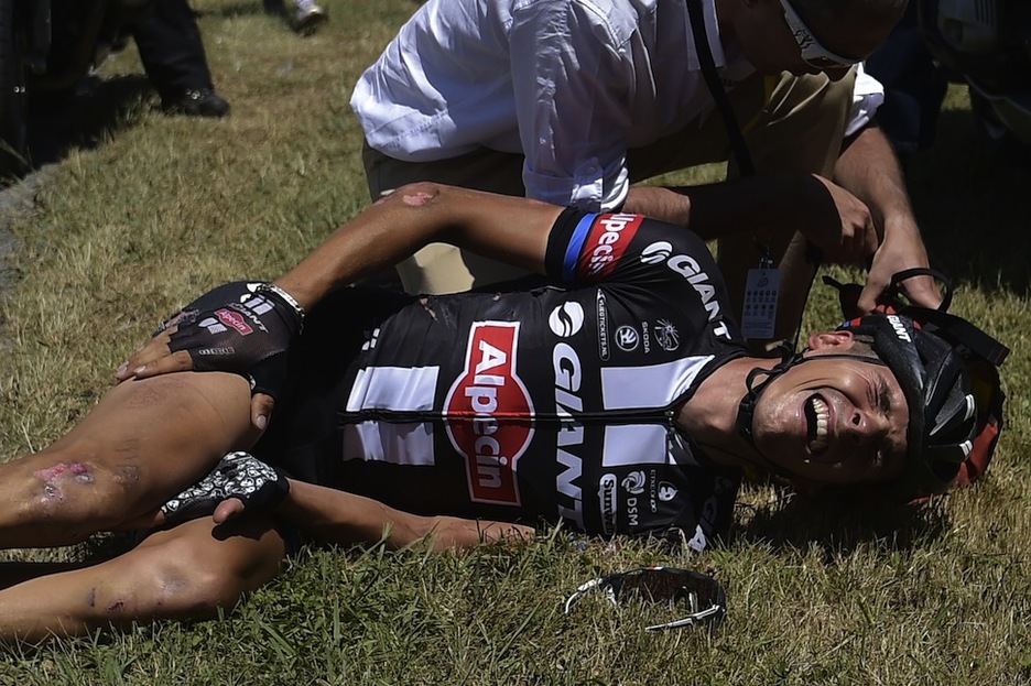 Warren Barguil gazteak erorikoa izan du, baina onenen artean amaitu du etapa. (Lionel BONAVENTURE / AFP)