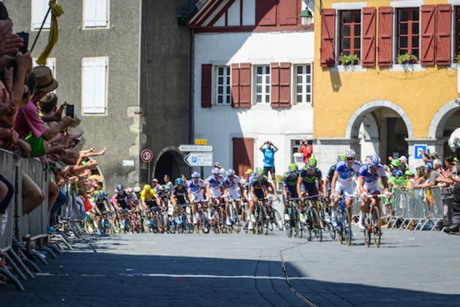Tropela Atharratze igarotzen. (Isabelle MIQUELESTORENA / ARGAZKI PRESS)