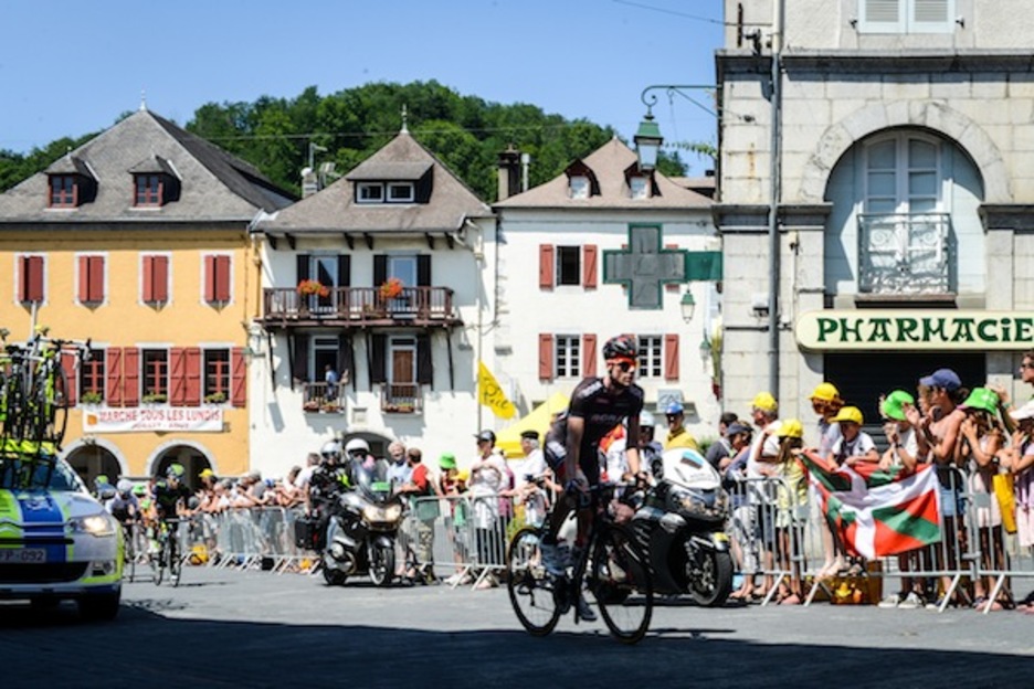 Jonathan Castroviejo euskal herritarra talde lanean. (Isabelle MIQUELESTORENA / ARGAZKI PRESS)