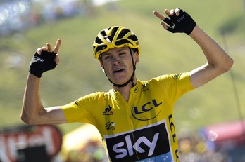 Chris Froomek altxatu ditu bi besoak San Martingo Harriko helmugan. (Jeff PACHOUD / AFP)