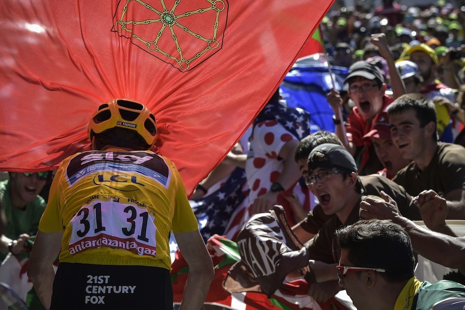 Froome euskal ikurren artean. (Lionel BONAVENTURE / AFP)