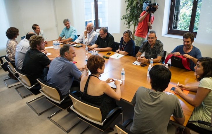 Reunión a cuatro bandas este miércoles en el Parlamento navarro. (Jagoba MANTEROLA / ARGAZKI PRESS)