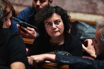 Nadia Valavani, durante el pleno del Parlamento griego. (Louisa GOULIAMAKI/AFP) 