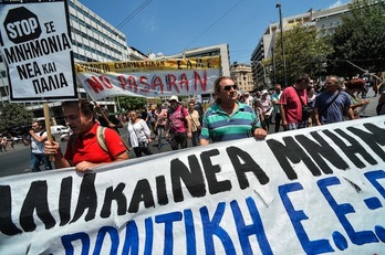Imagen de la marcha de funcionarios y farmacéuticos. (Andreas SOLARO/AFP) 