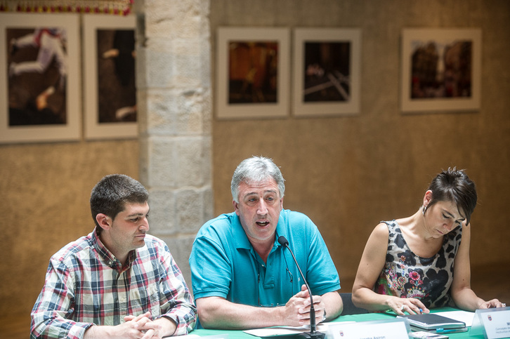 Maider Beloki, junto al alcalde, Joseba Asiron, y el edil de Seguridad Ciudadana, Aritz Romeo. (Jagoba MANTEROLA / ARGAZKI PRESS)