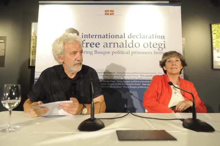 Joseba Zulaika y Laura Mintegi, durante la presentación. (Jon URBE /ARGAZKI PRESS)