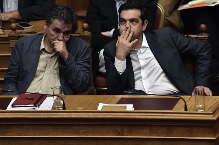 El ministro de Finanzas Euclides Tsakalotos y el primer ministro griego Alexis Tsipras. (Aris MESSINIS / AFP)