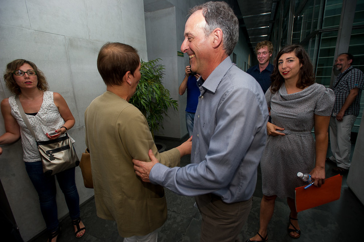 Adofo Araiz y Uxue Barkos se saludan tras conocerse los nombres. (ARGAZKI PRESS)