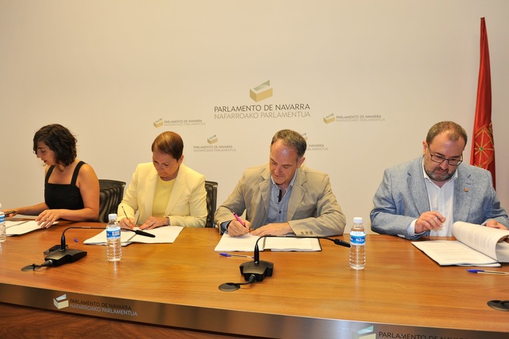 Pérez, Barkos, Araiz y Nuin firman el acuerdo. (Idoia ZABALETA/ARGAZKI PRESS)