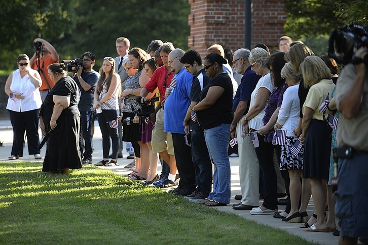 Minuto de silencio tras la muerte de los cuatro militares. (Jason DAVIS / AFP)