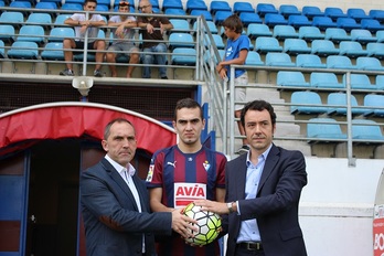 Gonzalo Escalante, durante su presentación en Ipurua. (S.D,EIBAR)