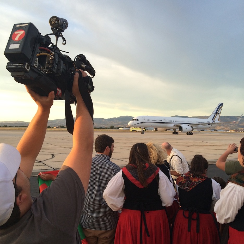 Zaleak hegazkinaren zain. (BOISEKO ATHLETIC PEÑA)