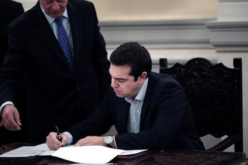 Tsipras durante el juramento de los nuevos ministros. (Angelos TZORTZINIS / AFP)