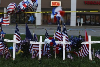 Recuerdo de las primeras cuatro víctimas. (Joe RAEDLE / AFP)