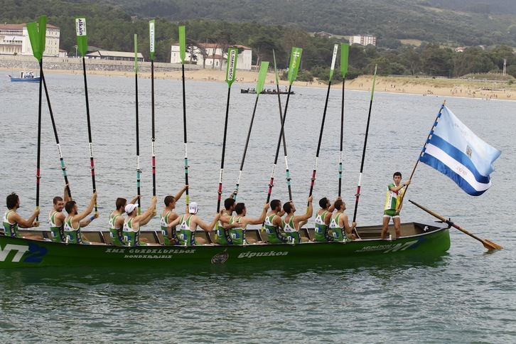 La embarcación de Hondarribia celebra la victoria. (ARGAZKI PRESS)