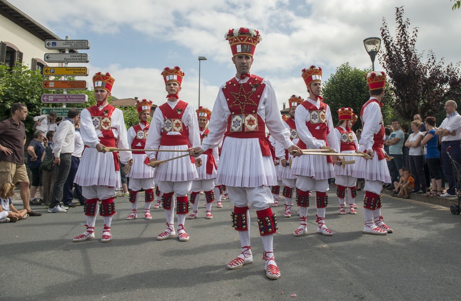 Dantzariak desfilean. (Gorka RUBIO / ARGAZKI PRESS)