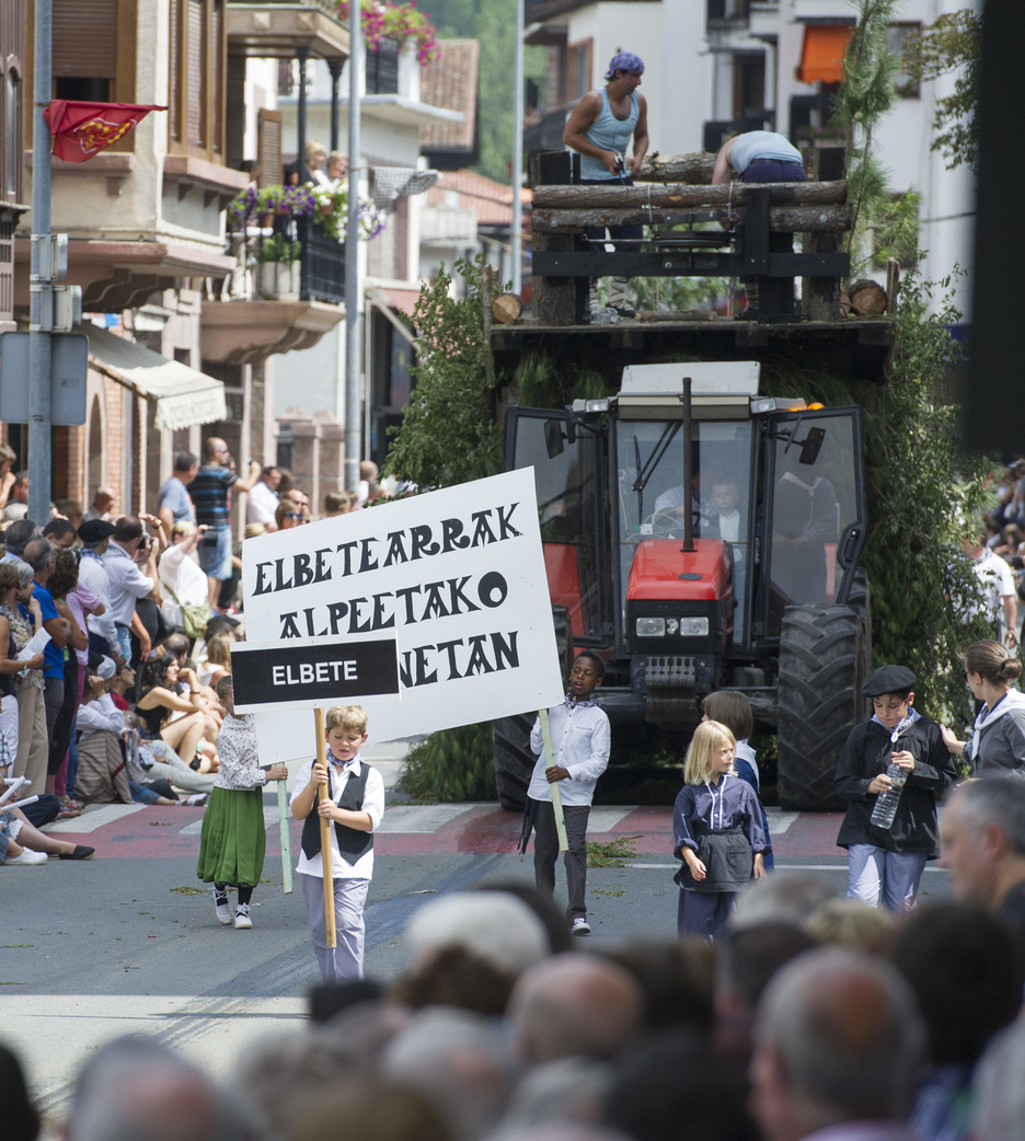 Des centaines de personnes se sont réunies dans une ambiance festive à Elizondo. © Gorka Rubio 