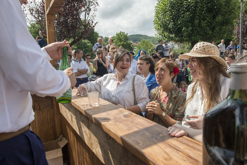 Des centaines de personnes se sont réunies dans une ambiance festive à Elizondo. © Gorka Rubio 