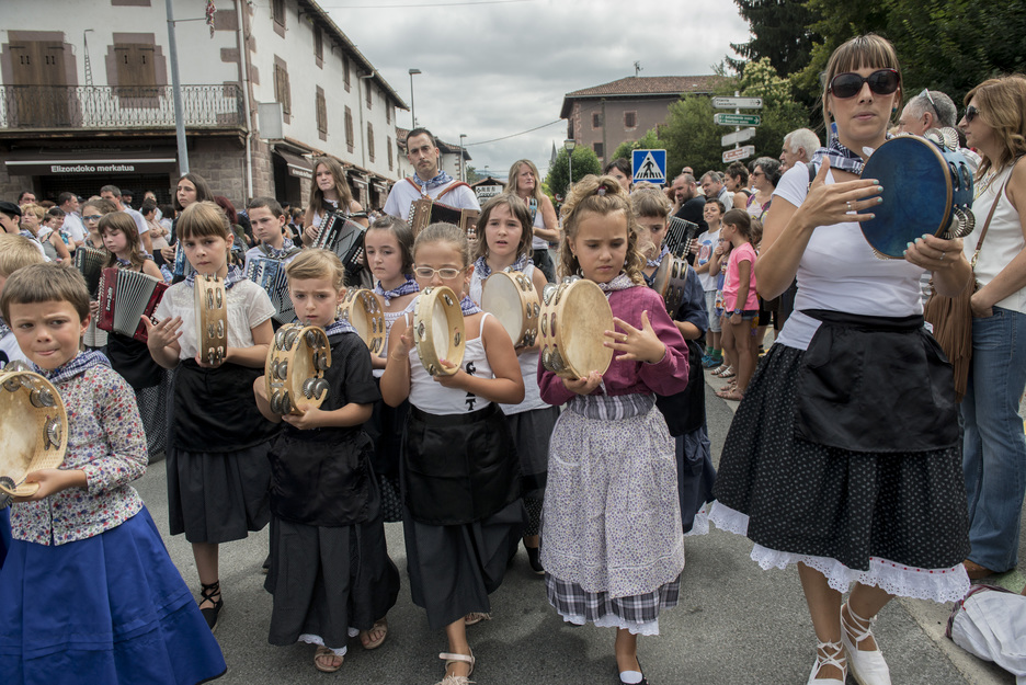 Des centaines de personnes se sont réunies dans une ambiance festive à Elizondo. © Gorka Rubio 