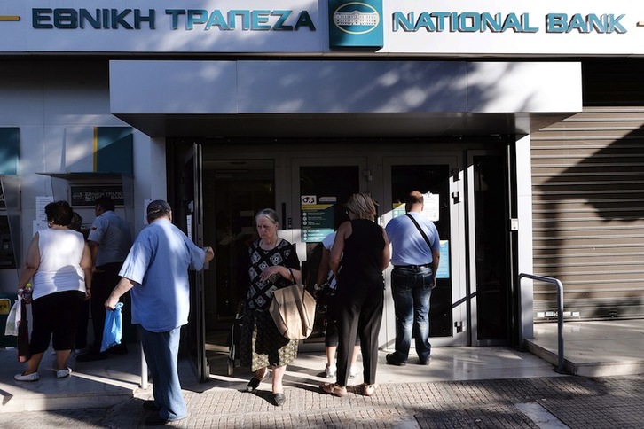 Greziarrak, gaur ireki berri duten banku batean. (Louisa GOULIAMAKI/AFP)