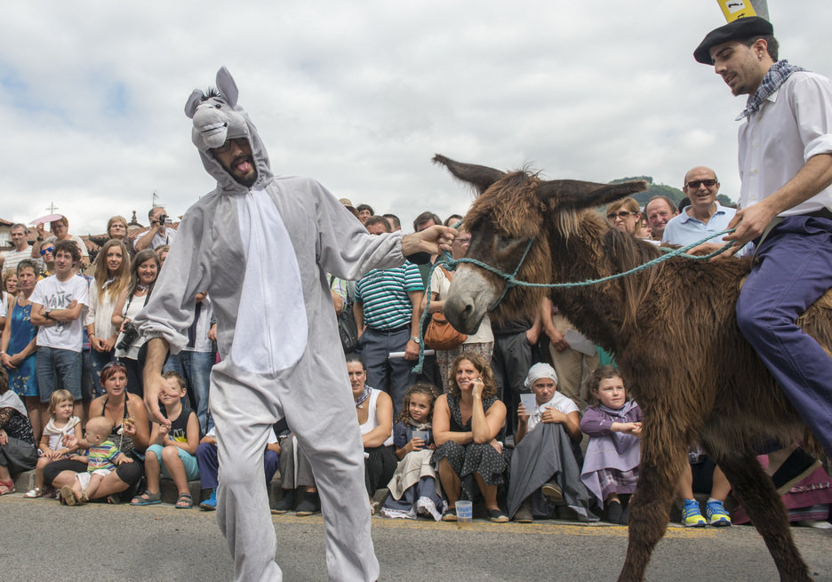 Des centaines de personnes se sont réunies dans une ambiance festive à Elizondo. © Gorka Rubio 