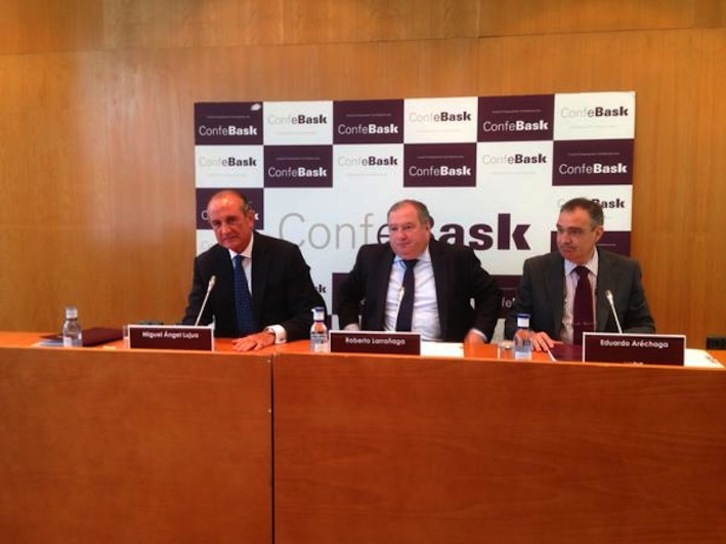 Roberto Larrañaga, en el centro, presidente de Confebask. (@Confebask)