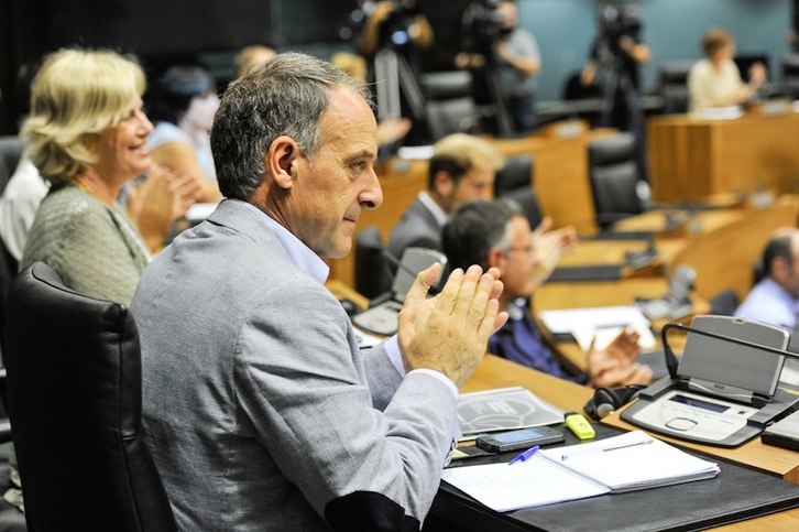 Adolfo Araiz aplaude durante la intervención de Uxue Barkos. (Idoia ZABALETA/ARGAZKI PRESS)