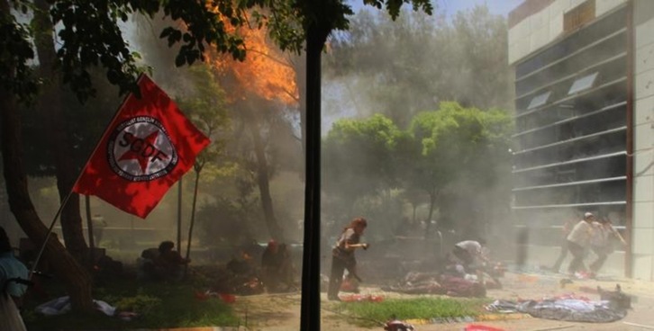 Atentado en el Centro Cultural de Amara de de la ciudad kurda de Suruç. (AFP) 