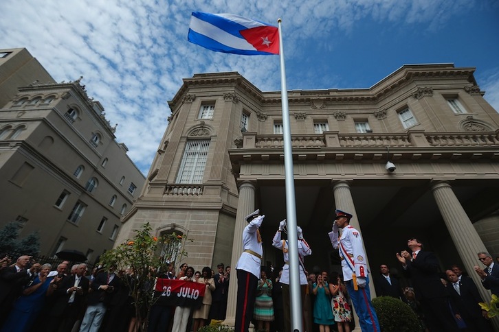 La bandera de Cuba ya ondea en la embajada de Washington. (Chip SOMODEVILLA/AFP) 