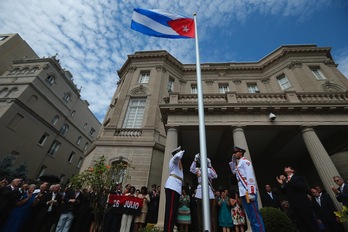 La bandera de Cuba ya ondea en la embajada de Washington. (Chip SOMODEVILLA/AFP) 