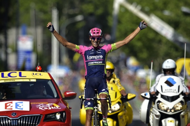 Ruben Plaza entra exultante en la meta de Gap. (Lionel BONAVENTURE / AFP)