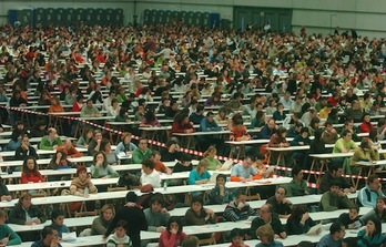 OPE de Osakidetza celebrada en el año 2006. (Luis JAUREGIALTZO / ARGAZKI PRESS)