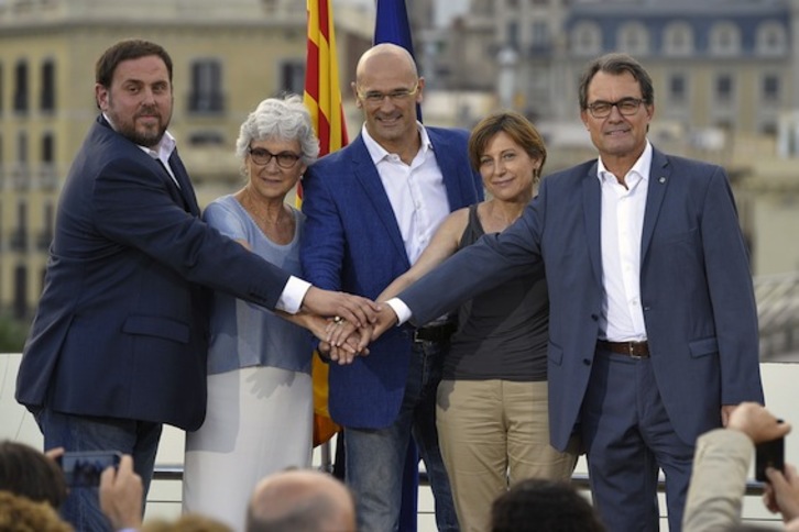 Junqueras, Casals, Romeva, Forcadell y Mas, en un acto en Barcelona. (Lluís GENÉ/AFP)