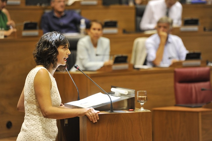 Laura Pérez, durante su intervención en el pleno. (Idoia ZABALETA/ARGAZKI PRESS)
