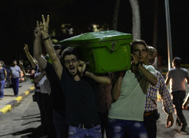 Ciudadanos transportando a una de las víctimas. (Bulent KILIC / AFP)