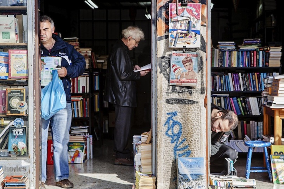 La lectura es uno de los pocos placeres de los atenienses con los que no ha podido la crisis. (JUAN TEIXEIRA)