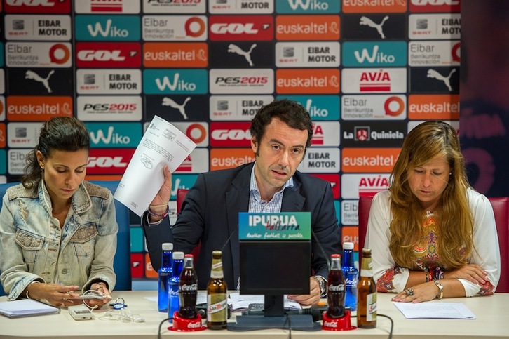 El presidente del Eibar, Alex Aranzabal, con el auto de la Audiencia Nacional. (Juanan RUIZ/ARGAZKI PRESS)