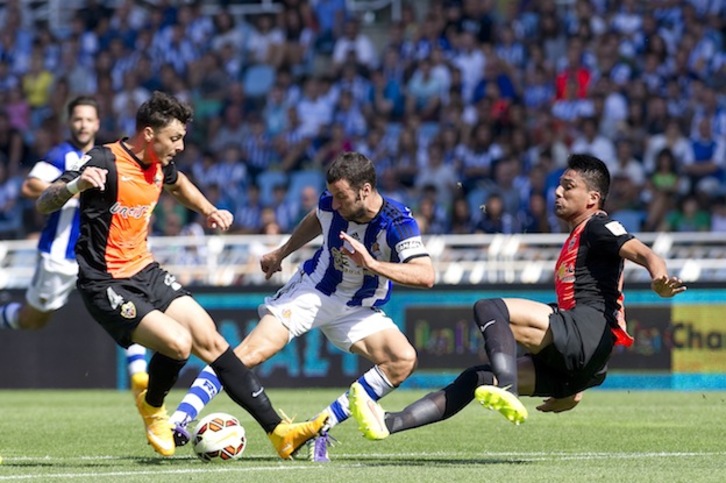 Mauro Dos Santos (derecha) la pasada temporada con el Almería en Anoeta. (Juan Carlos RUIZ / ARGAZKI PRESS)  