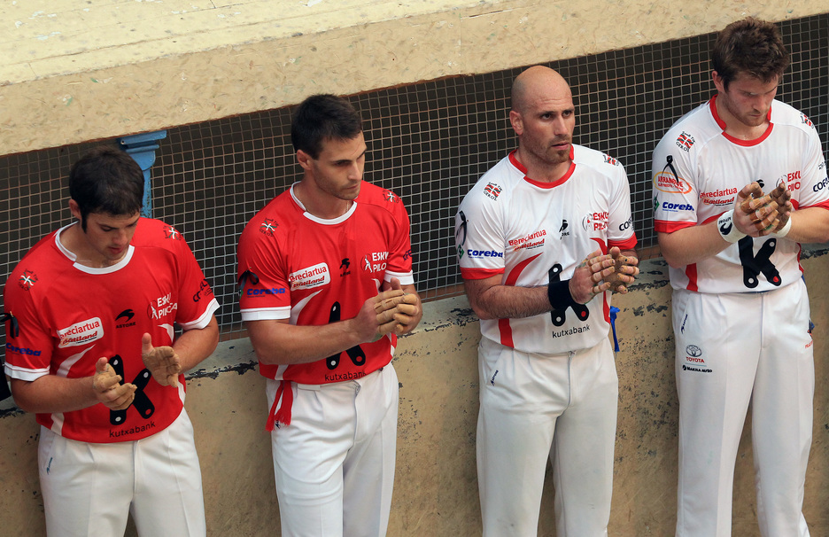 Une minute d'applaudissements a précédé la finale de pelote main nue. © Bob Edme Une minute d'applaudissements a précédé la finale de pelote main nue. © Bob Edme