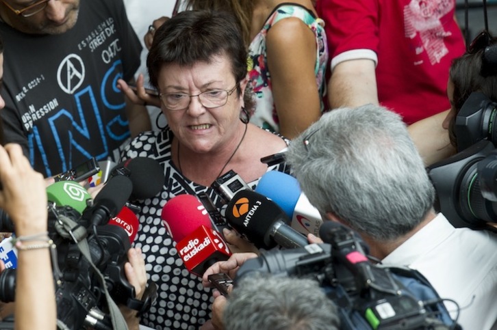 María José Beaumont, rodeada de una nube de periodistas. (Iñigo URIZ/ARGAZKI PRESS)