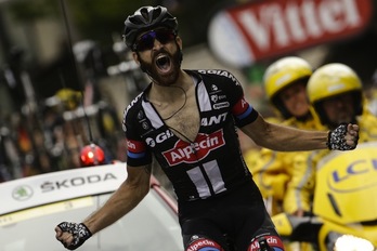 Simon Geschke celebra la quinta victoria alemana en lo que va de Tour. (Jeff PACHOUD / AFP)