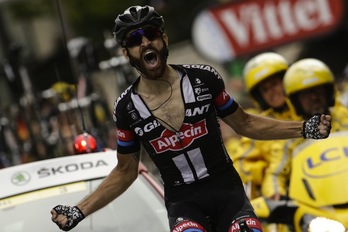 Simon Geschke celebra la quinta victoria alemana en lo que va de Tour. (Jeff PACHOUD  / AFP)